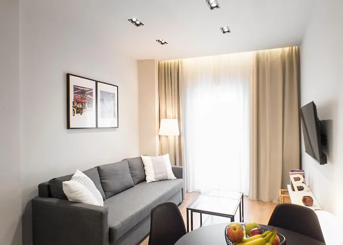 Stylish And Renovated Retreat In Thessaloniki: Cozy Apartment At Ioulianou 33