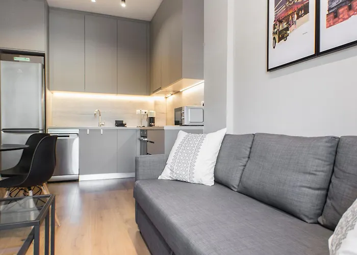 Stylish And Renovated Retreat In Thessaloniki: Cozy Apartment At Ioulianou 33